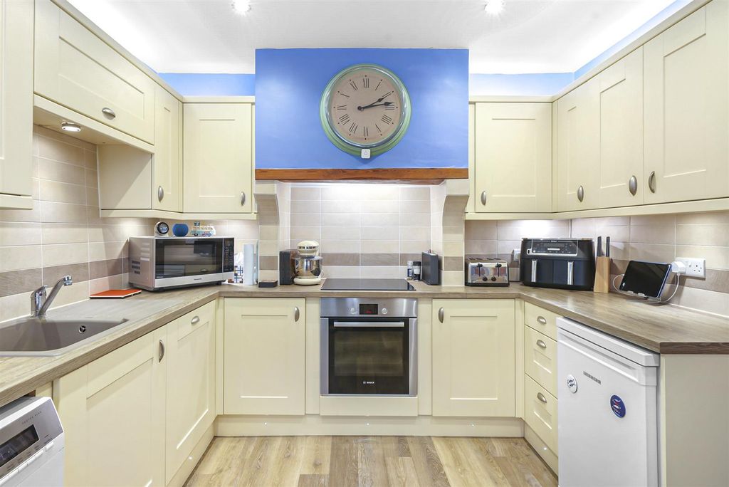 Property photo 3 of 21 Kitchen