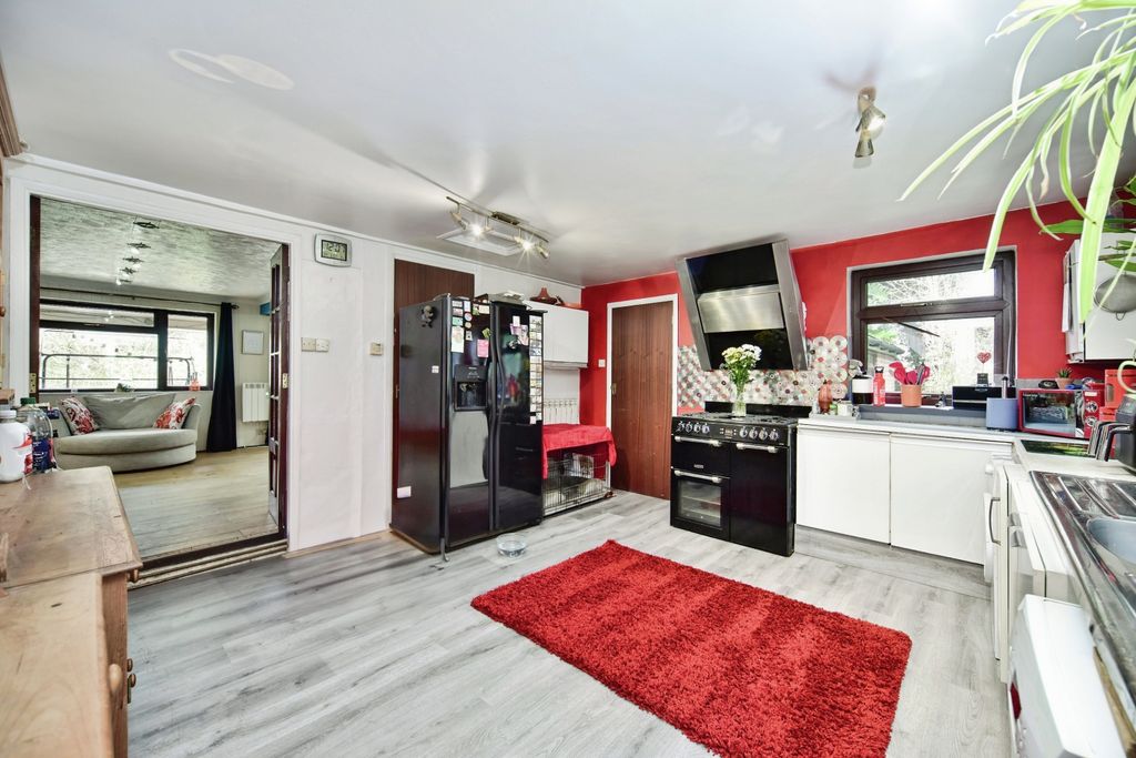 Property photo 3 of 20 Kitchen