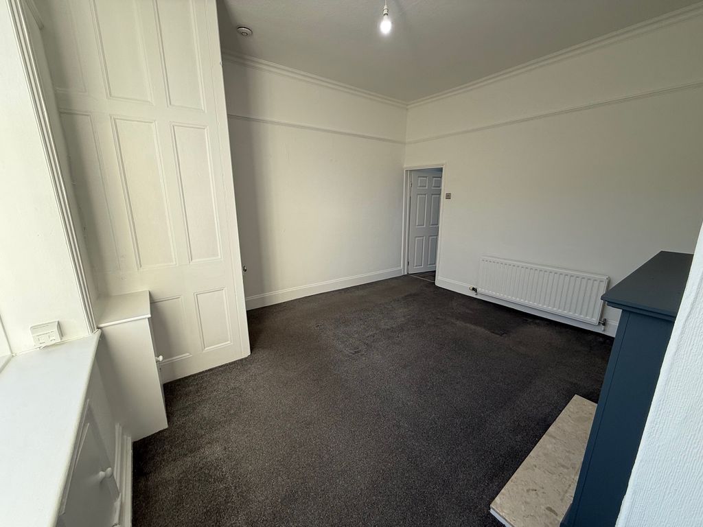 Property photo 3 of 13 Lounge