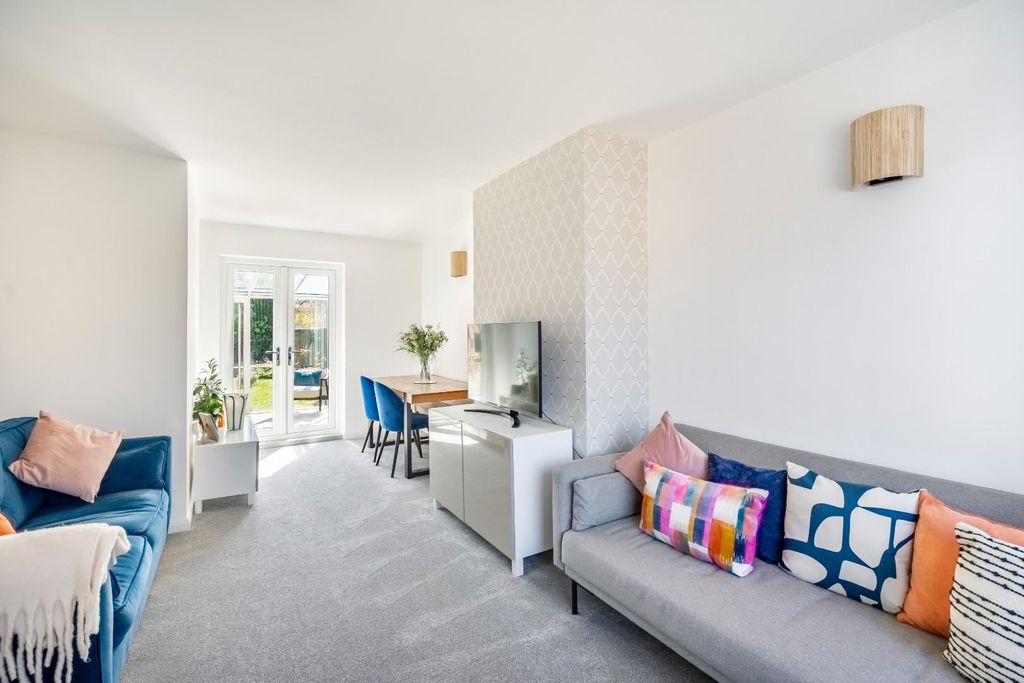 Property photo 3 of 17 Living Room