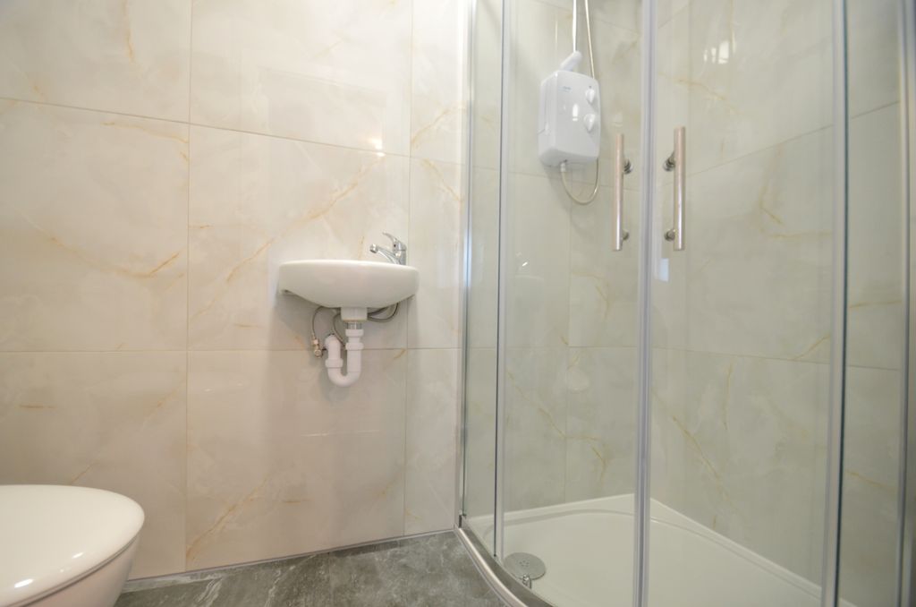 Property photo 2 of 3 R5 Bathroom