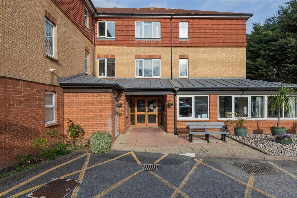 Property photo 1 of 25 Cambridge Park, E11