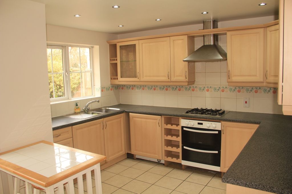 Property photo 3 of 11 Kitchen
