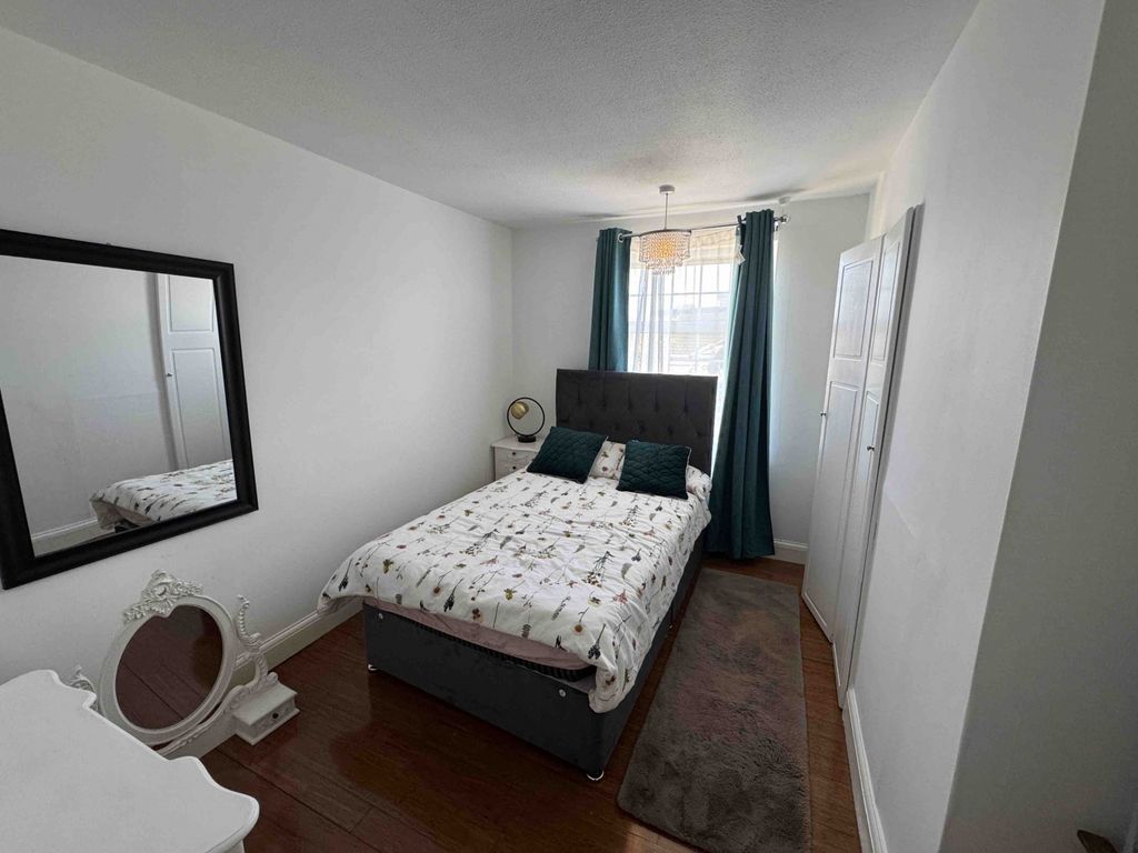 Property photo 1 of 5 Room