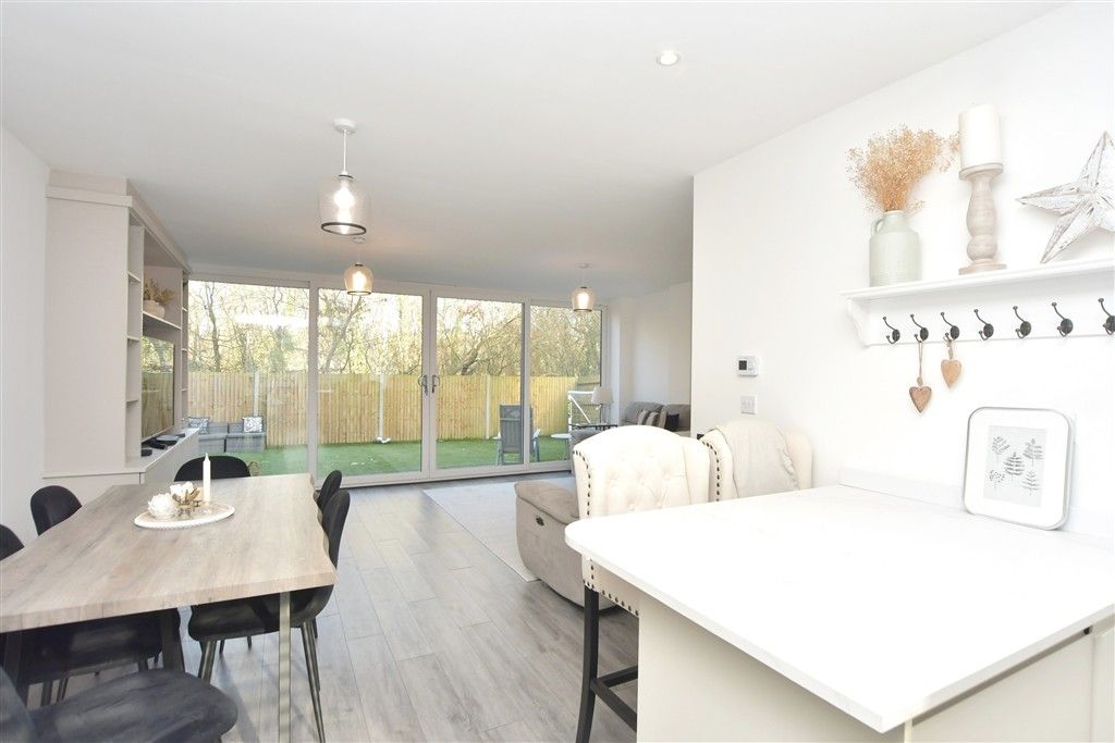 Property photo 3 of 11 Lounge/ Dining Area