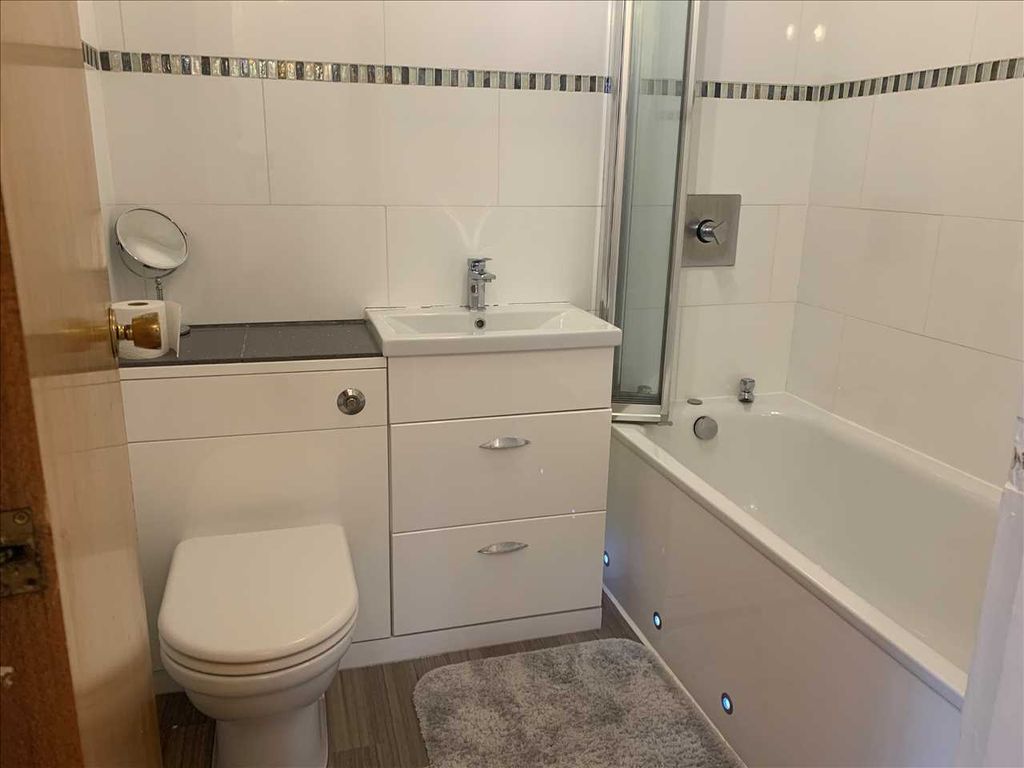 Property photo 2 of 7 Bathroom