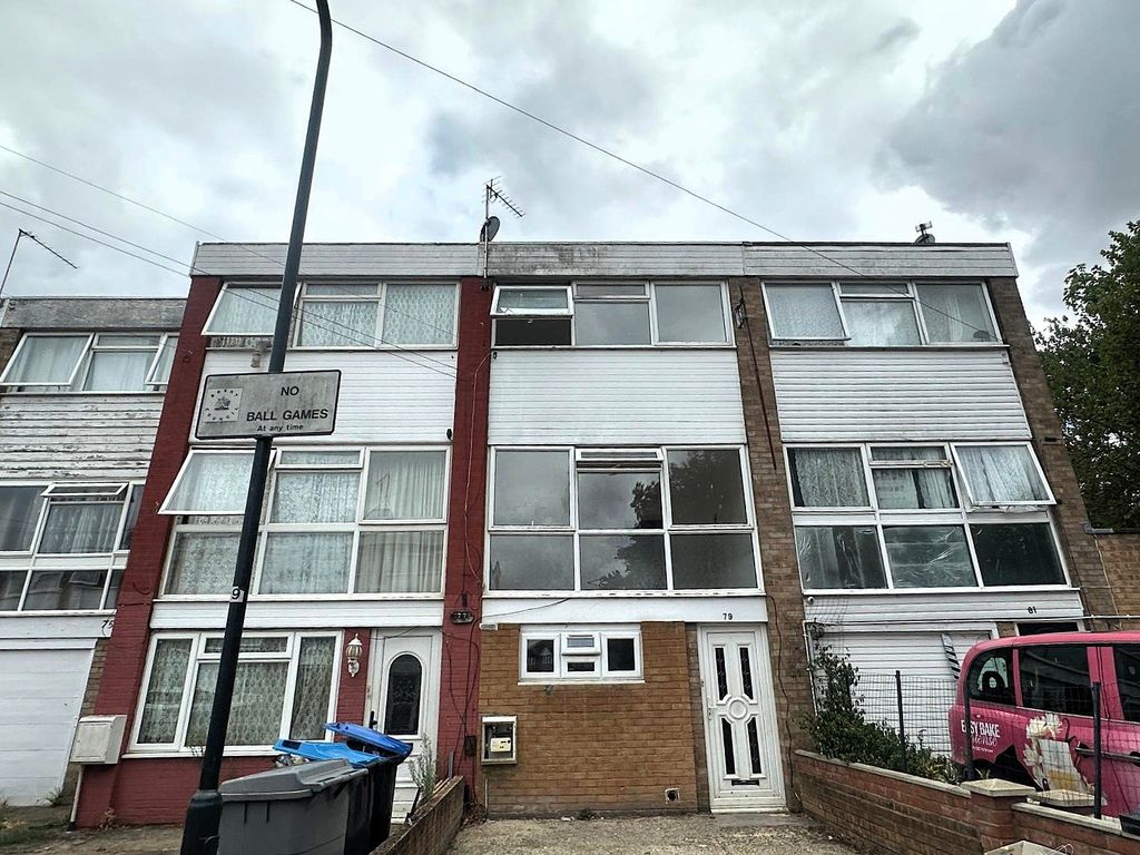 Property photo 1 of 11 4 Bed Mid-Terraced House For Sale The Croft, Wembley Ha0