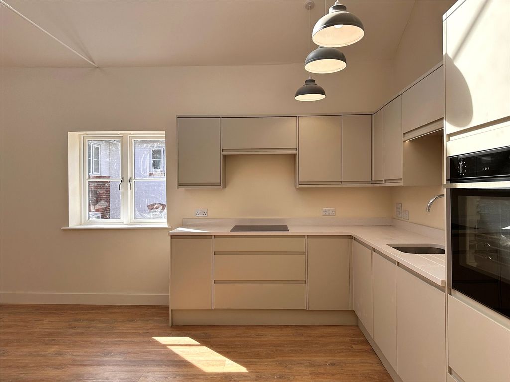 Property photo 3 of 10 Flat 7