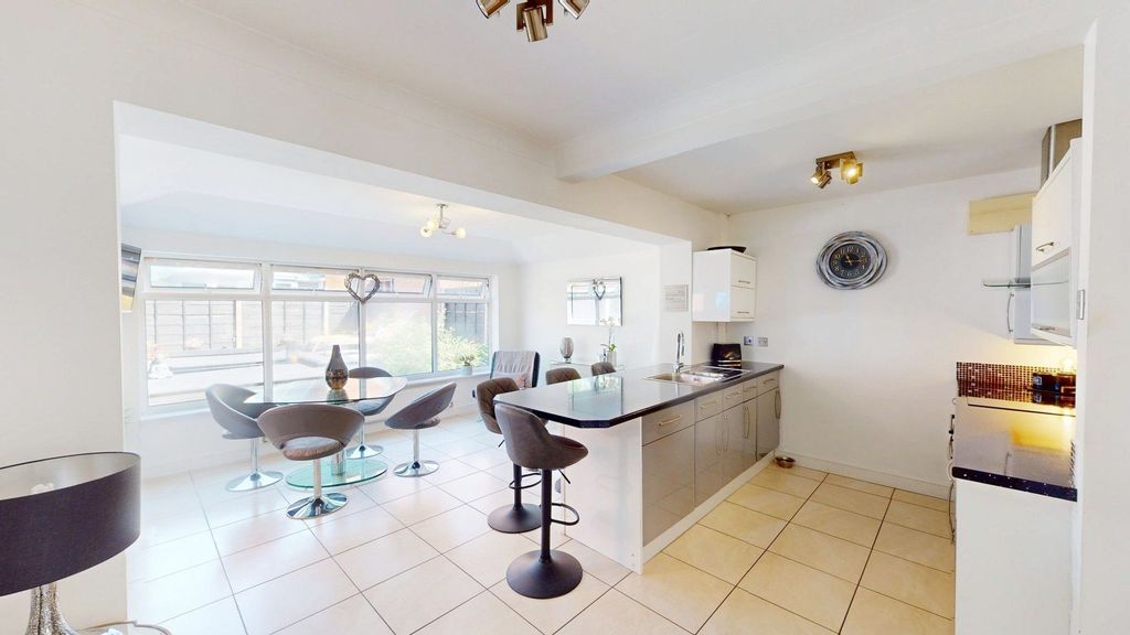 Property photo 3 of 18 Kitchen
