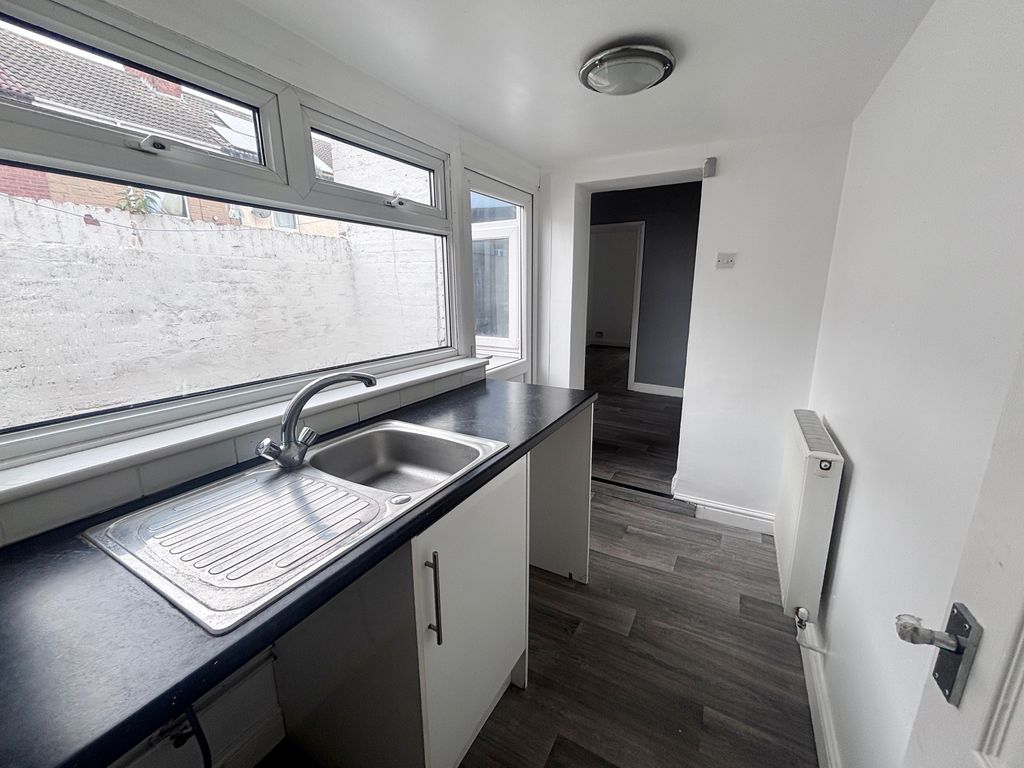 Property photo 3 of 8 Kitchen