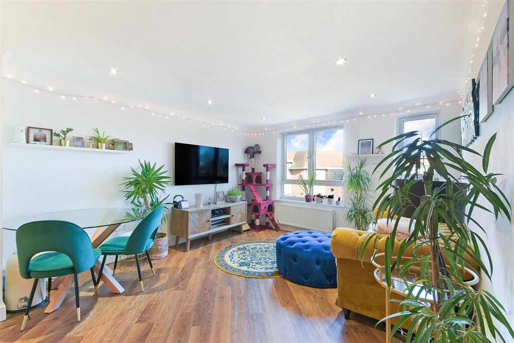 Property photo 2 of 18 Century House,12- (10).Jpg