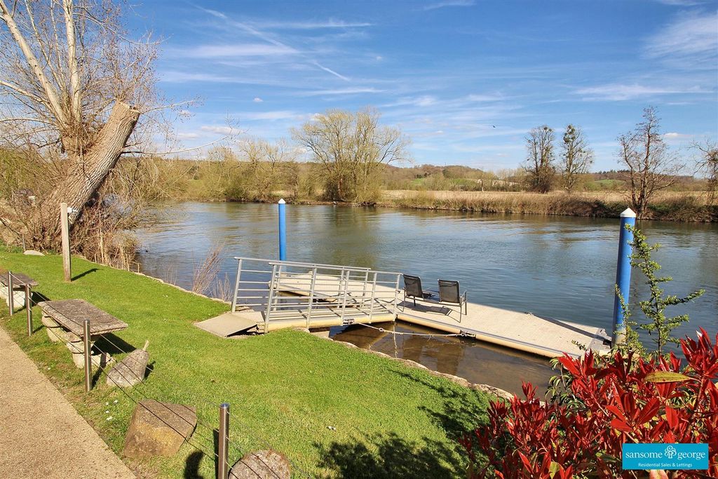 Property photo 2 of 33 River Bank/Jetty