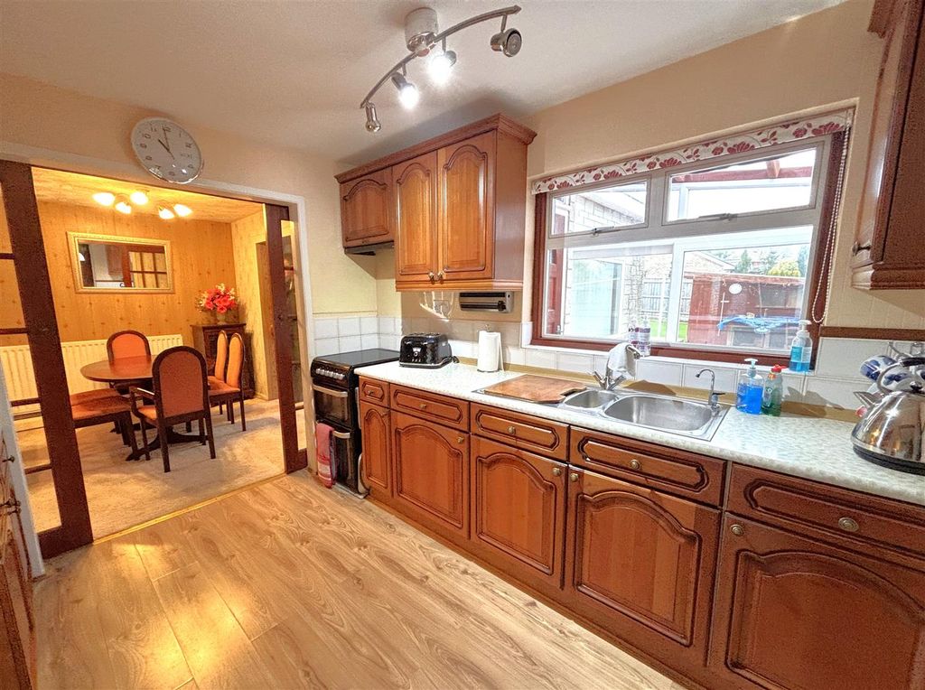 Property photo 3 of 17 Kitchen