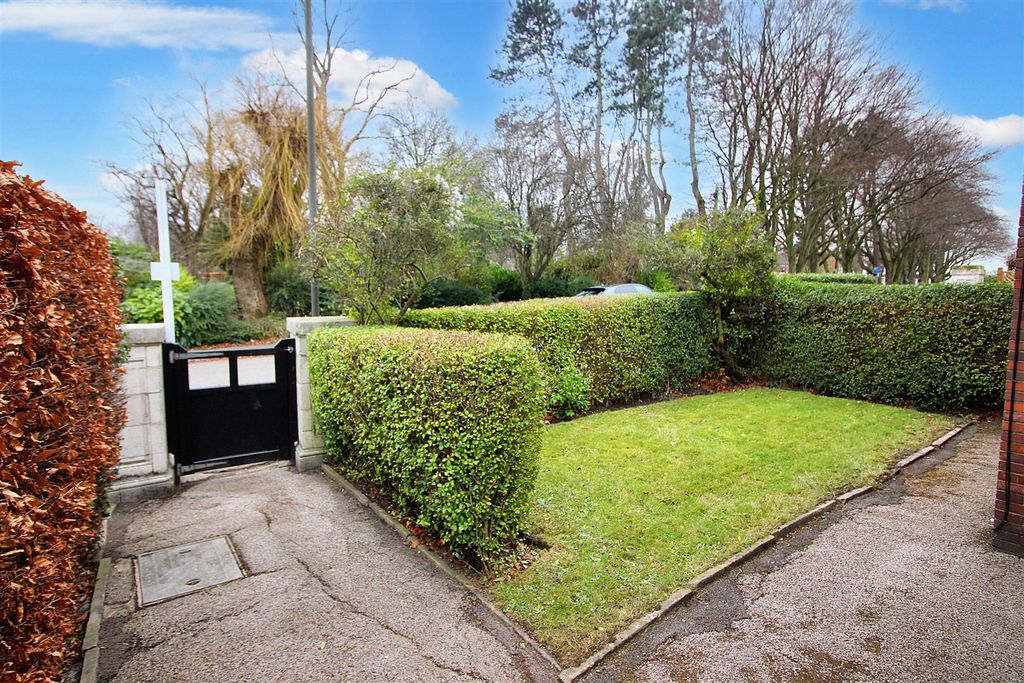 Property photo 2 of 21 Outside