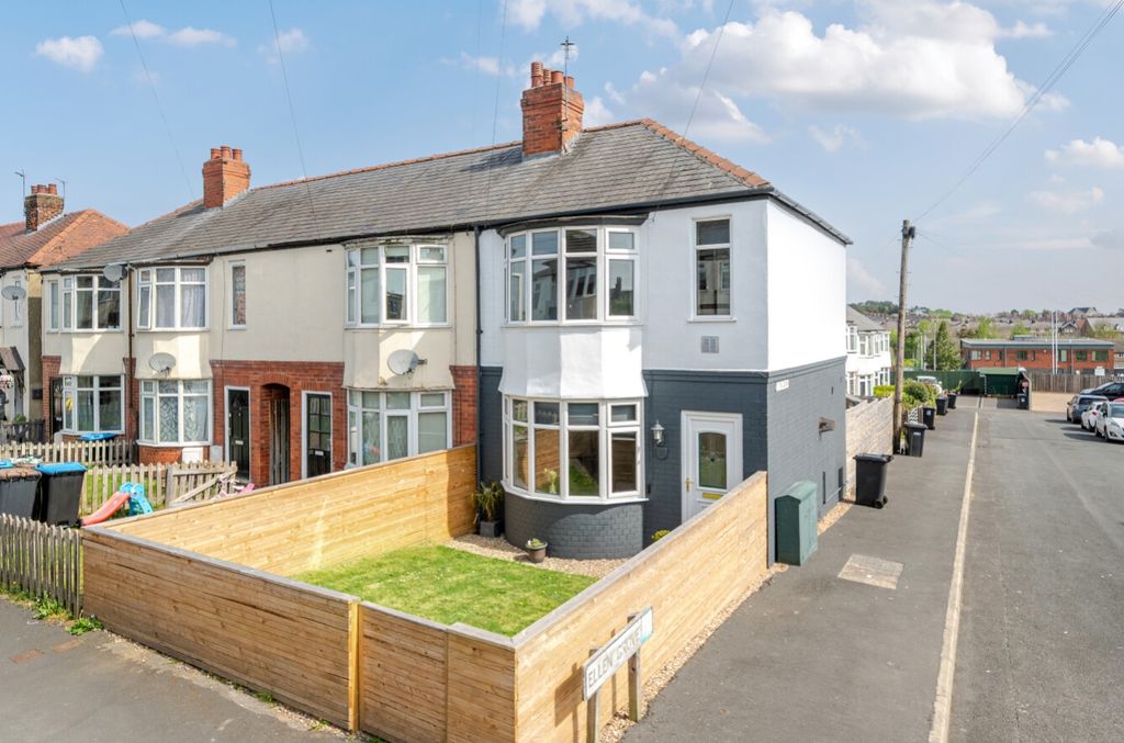 Property photo 1 of 18 Ewemove Harrogate House Front2
