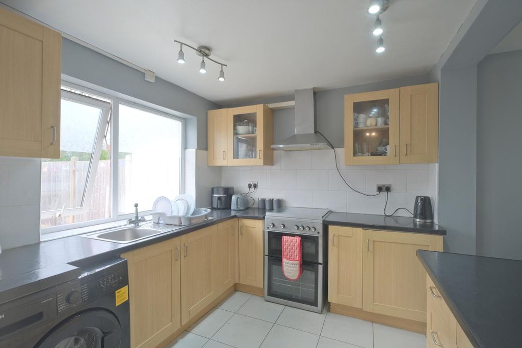 Property photo 3 of 11 Kitchen