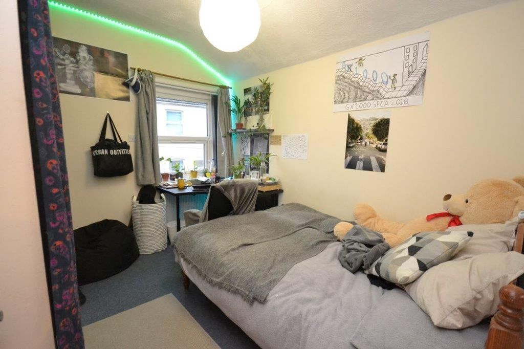 Property photo 3 of 12 A Cozy Double Bedroom Featuring A Bed, Desk, And d...