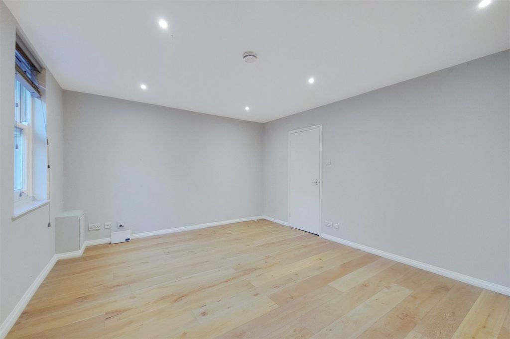 Property photo 1 of 15 Berwick Street