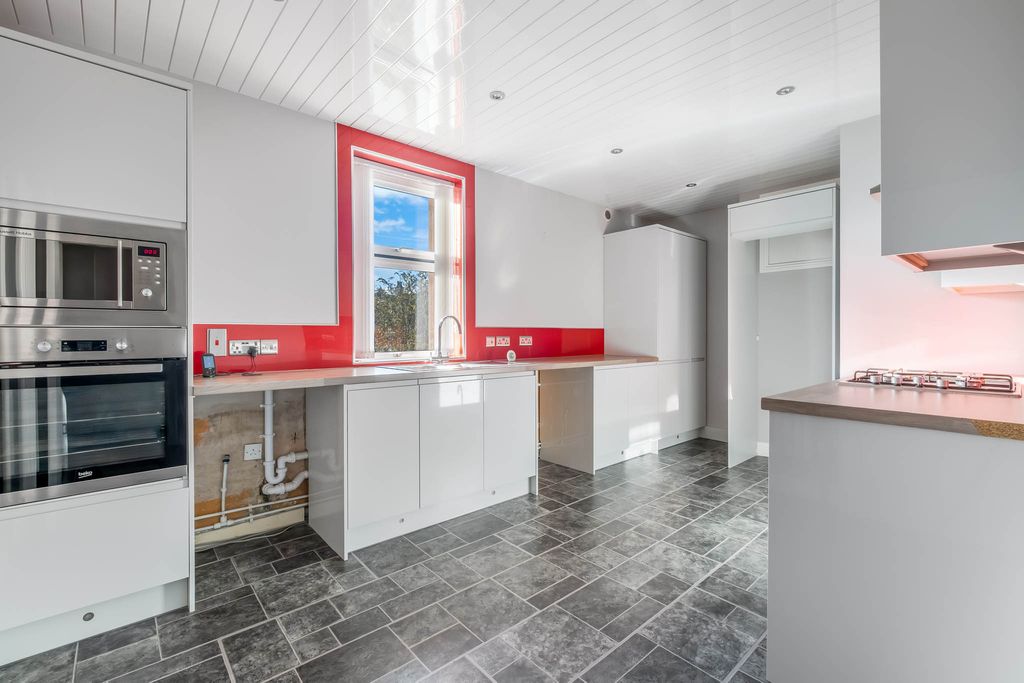 Property photo 3 of 34