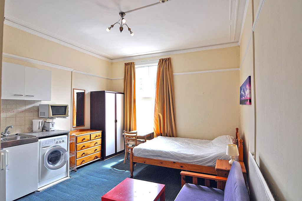 Property photo 1 of 4 Studio For Rent - Cheniston Gardens