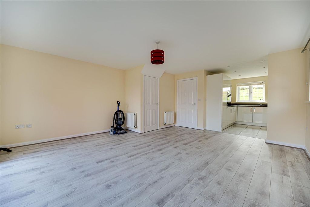 Property photo 3 of 15 Lounge
