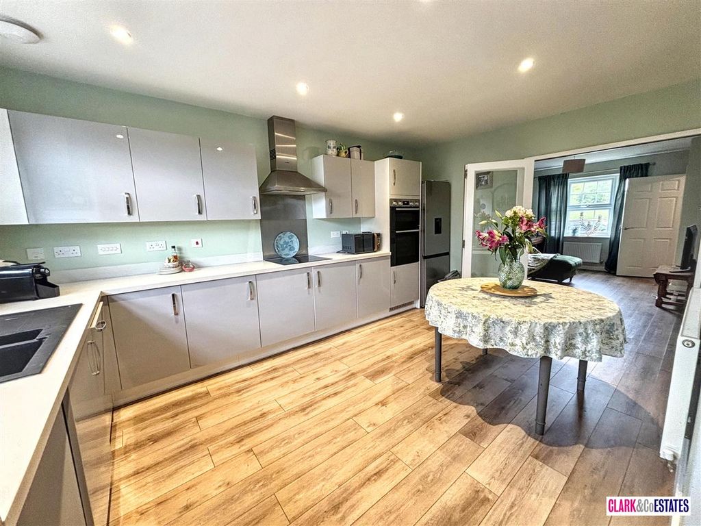 Property photo 3 of 14 Kitchen