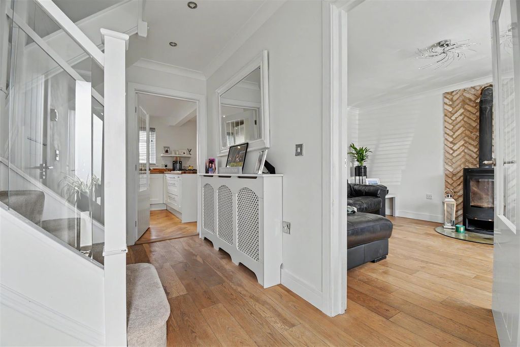 Property photo 2 of 33 Entrace Hallway
