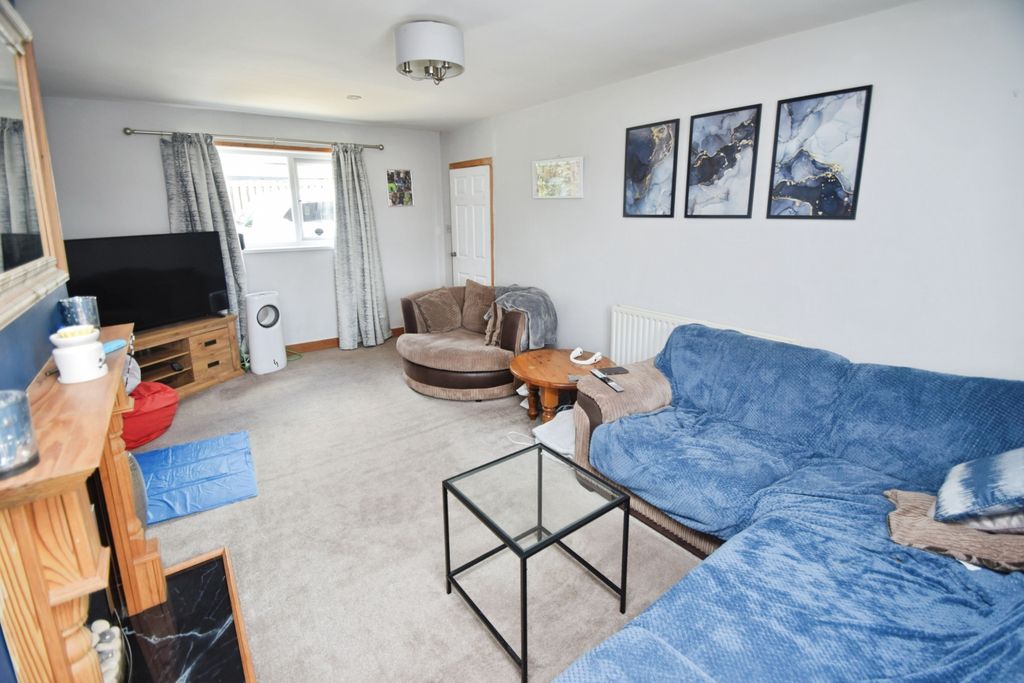 Property photo 3 of 16 92373763-Lounge 201