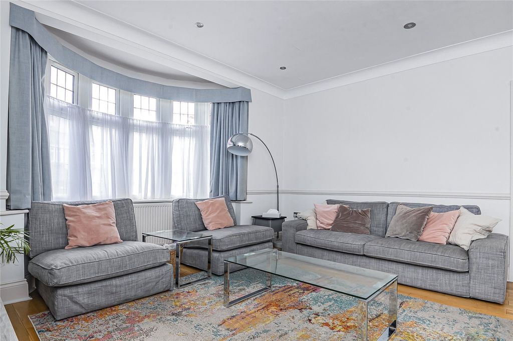 Property photo 3 of 11 Living Room