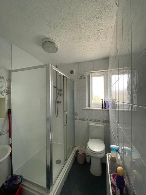 Property photo 1 of 7 A Well-Maintained Bathroom Featuring A Modern Show...