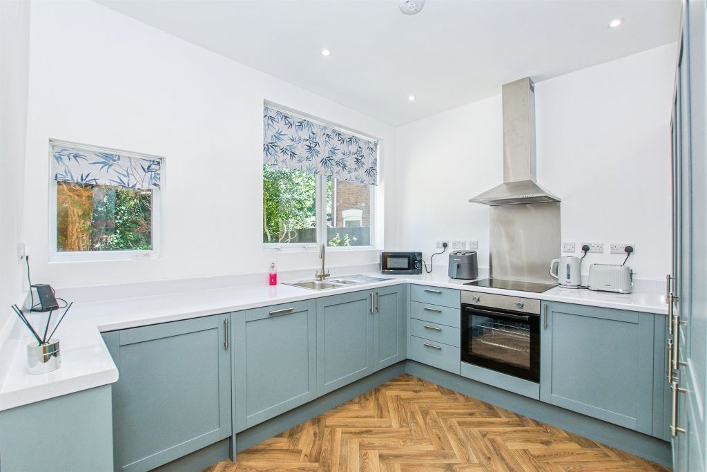 Property photo 3 of 10 Kitchen