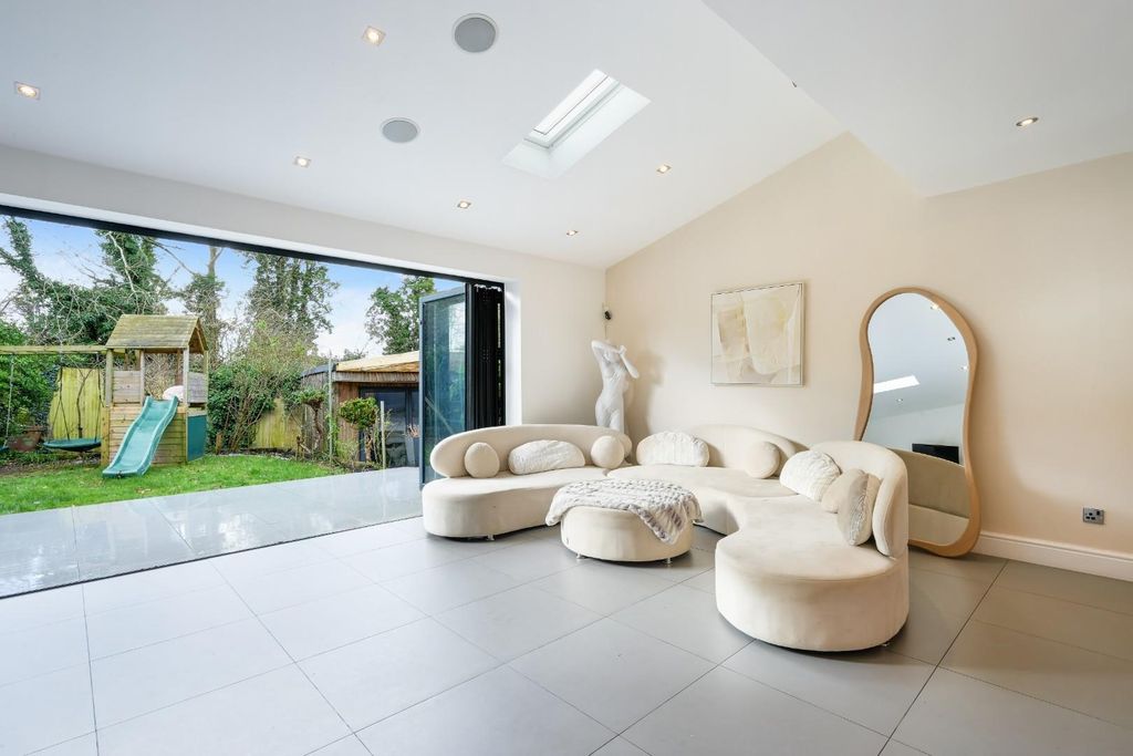 Property photo 2 of 25 Whitegate Way,