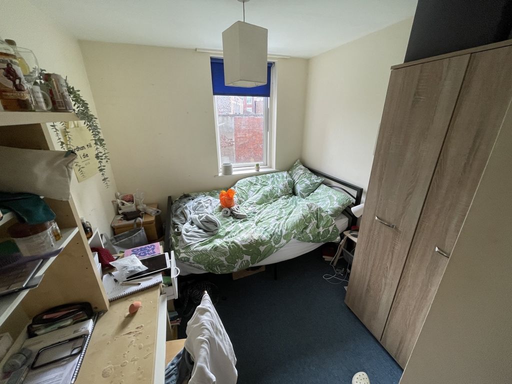 Property photo 2 of 10 Cozy Single Bedroom Featuring A Leafy Patterned Be...