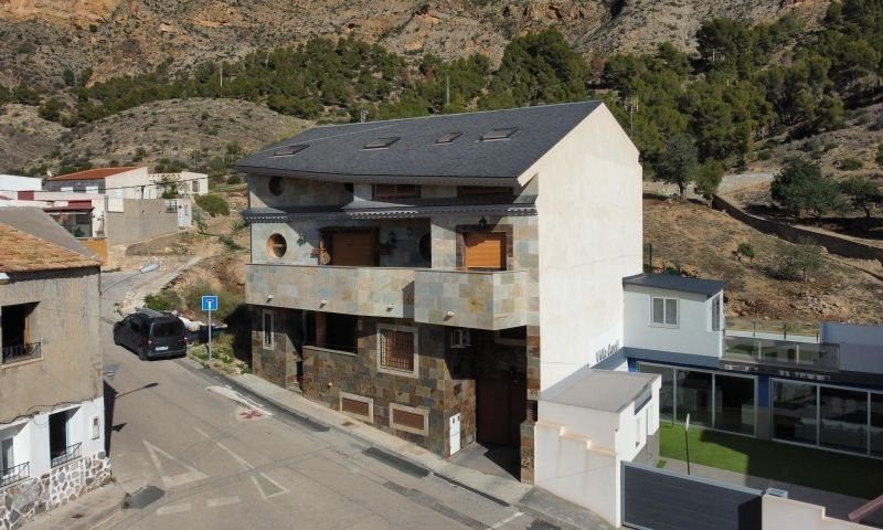 Property photo 2 of 39