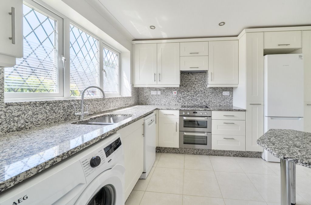 Property photo 3 of 21 1467605-7-6A281Bf...