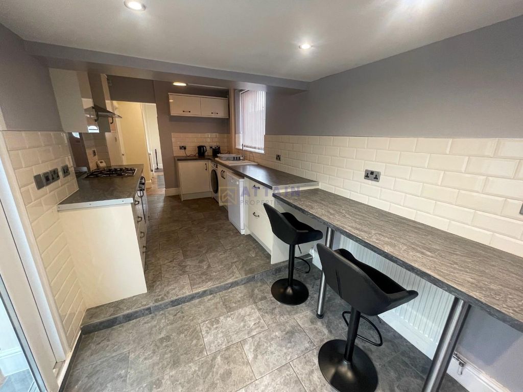 Property photo 3 of 13 Breakfast Bar To Kitchen.Jpg