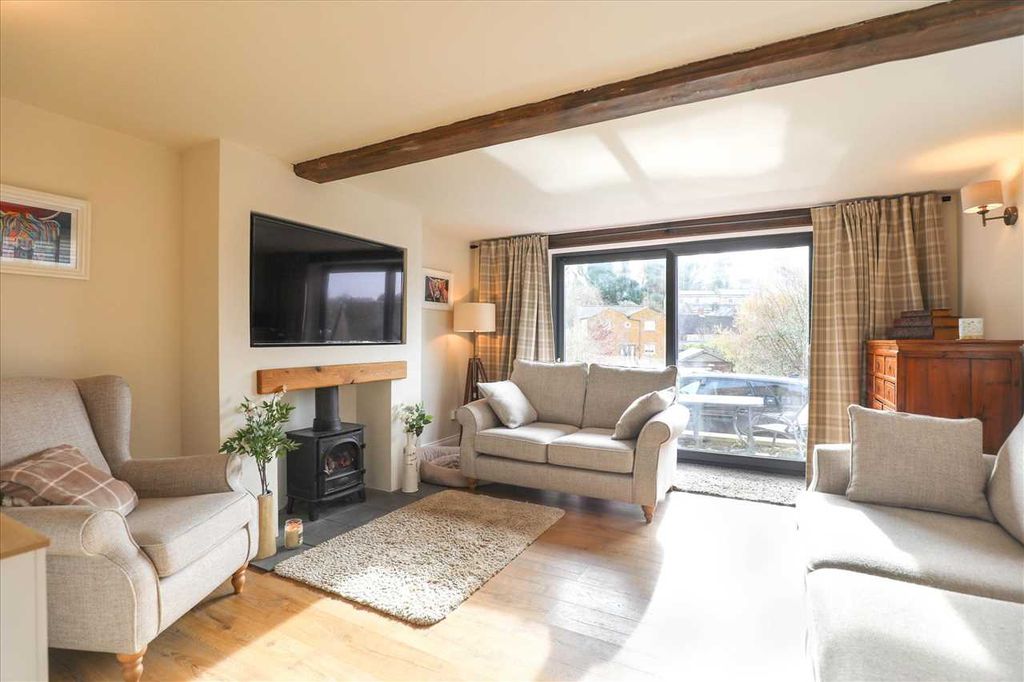 Property photo 2 of 18 Lounge