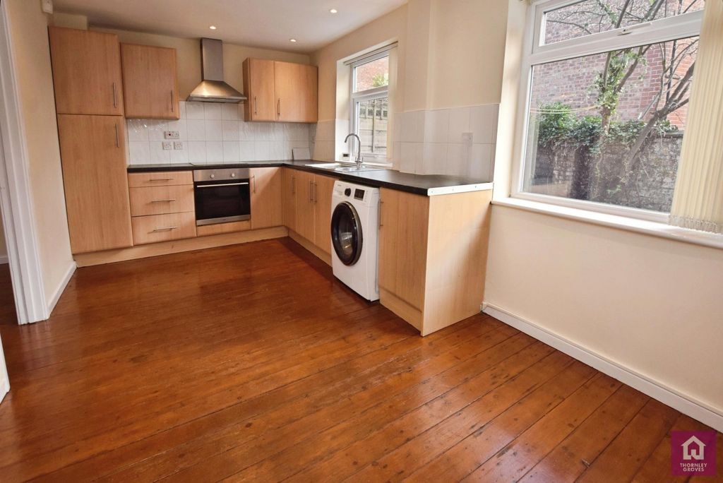 Property photo 3 of 14 Kitchen