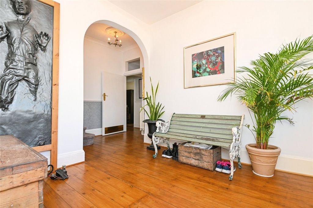 Property photo 3 of 34 Entrance Hall