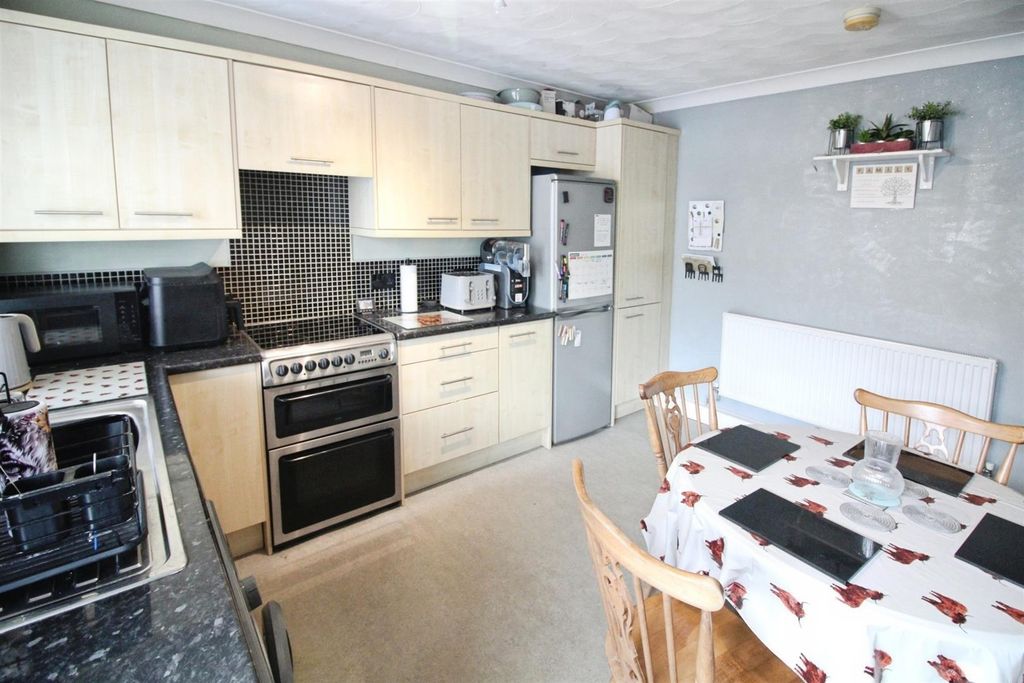 Property photo 3 of 17 Kitchen
