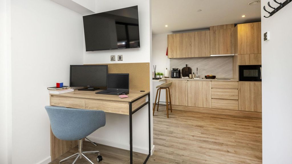 Property photo 2 of 28