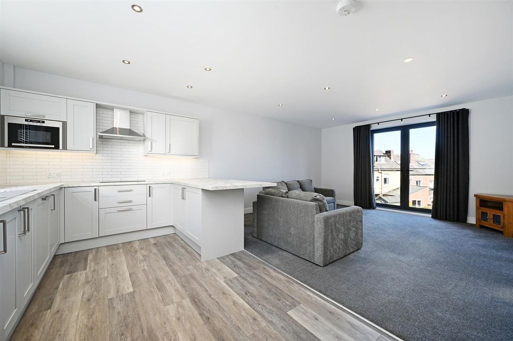 Property photo 3 of 17 Living Kitchen