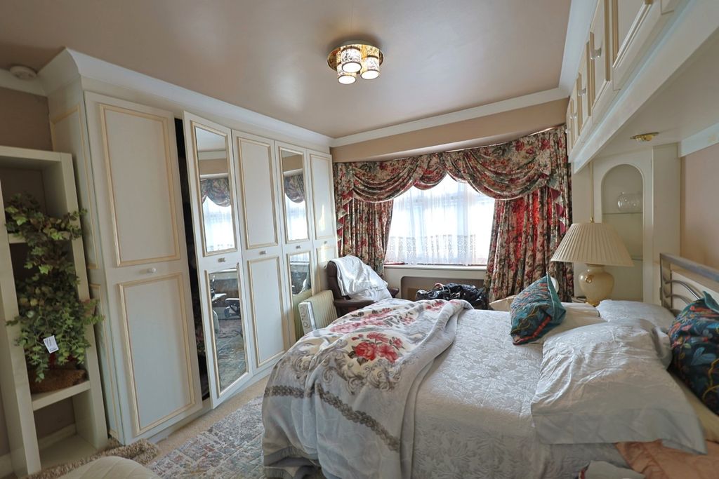 Property photo 2 of 13 3929094