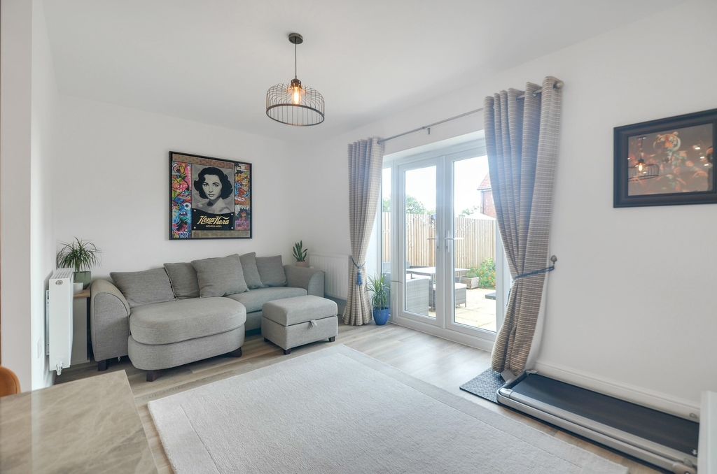 Property photo 2 of 19 Lounge - 6 Kite Crescent.Jpg