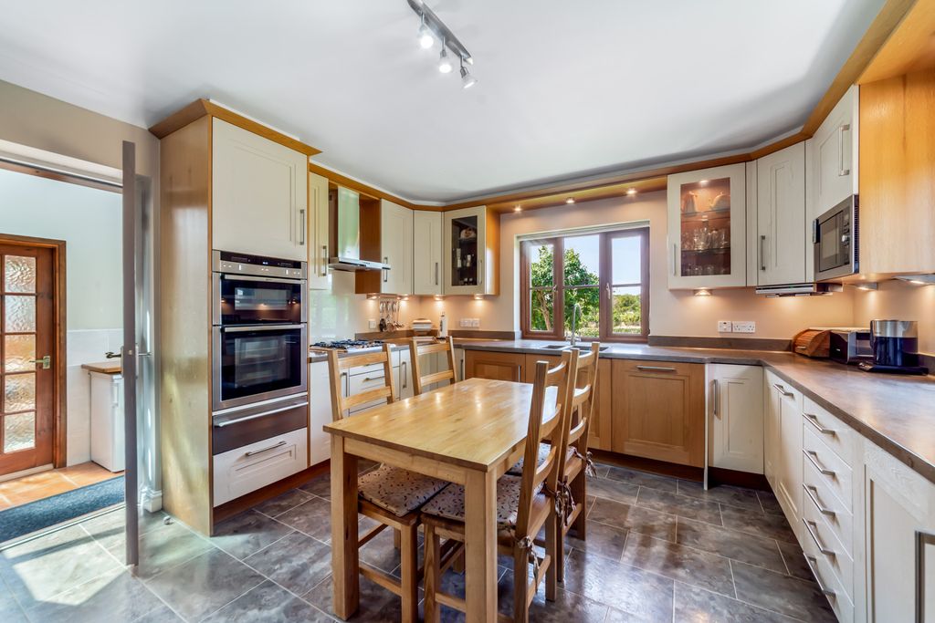 Property photo 2 of 30