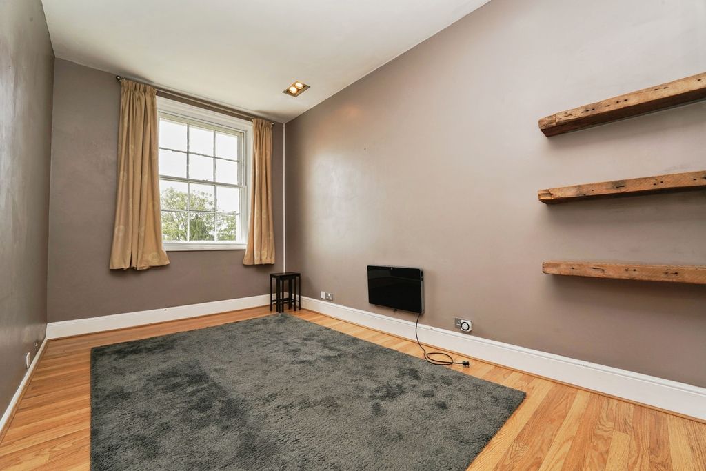 Property photo 3 of 16 Lounge