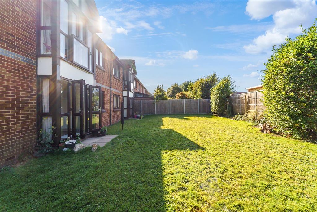 Property photo 3 of 13 Farriers Close (12).Jpg