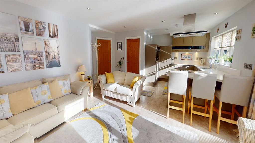 Property photo 2 of 28 Dining Kitchen / Sitting