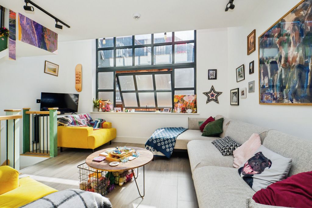 Property photo 2 of 20