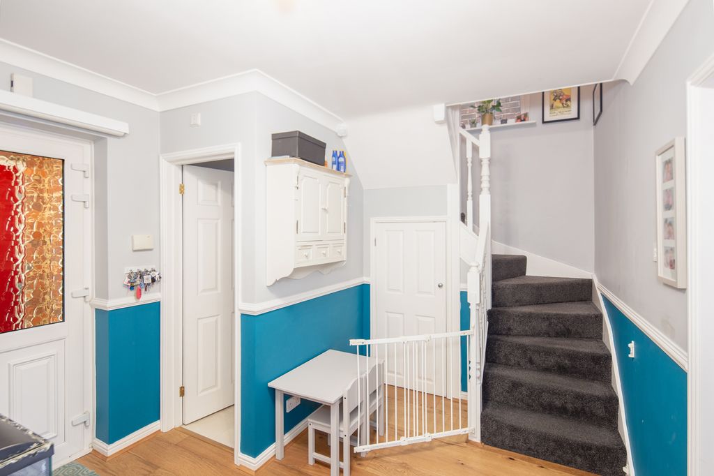 Property photo 3 of 25 Entrance Hall